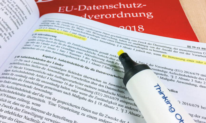 Buchseite EU-Datenschutzverordnung markiert